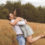 photo couple champ coquelicots