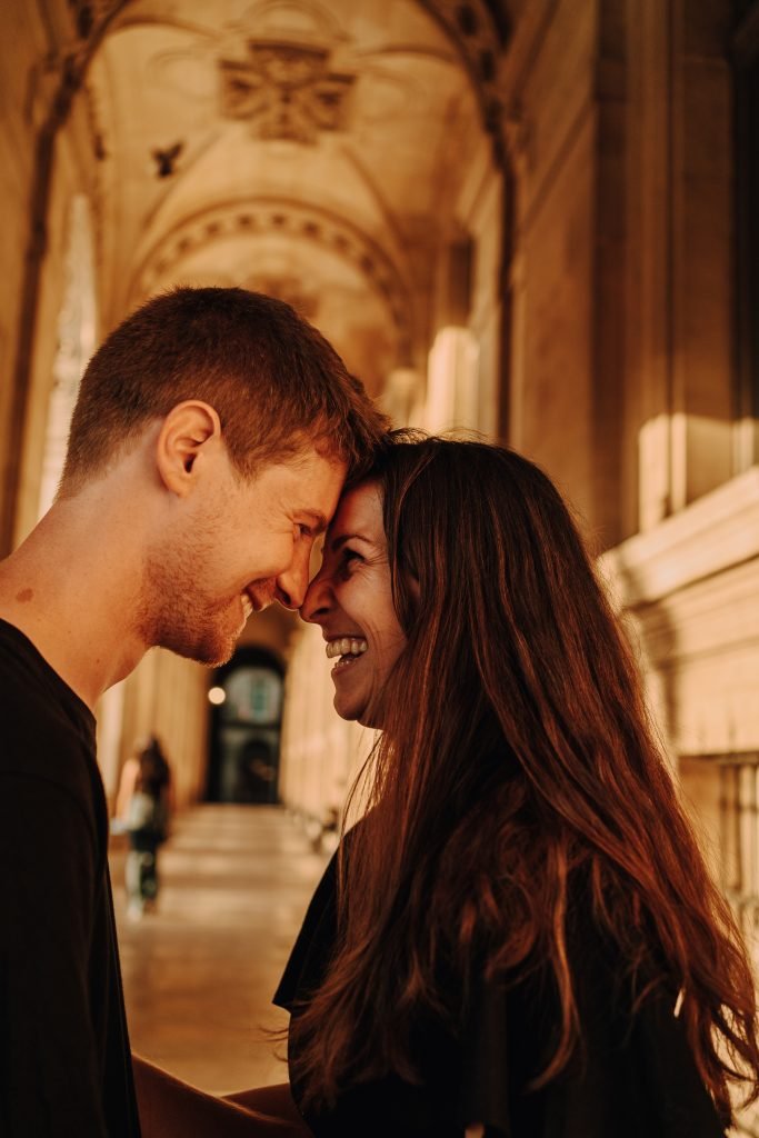 séance photo couple au Louvre