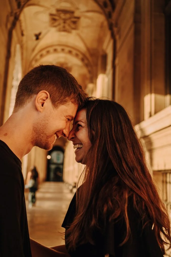 séance photo couple au Louvre
