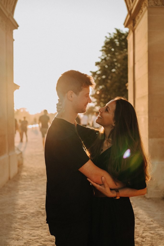séance photo couple au Louvre
