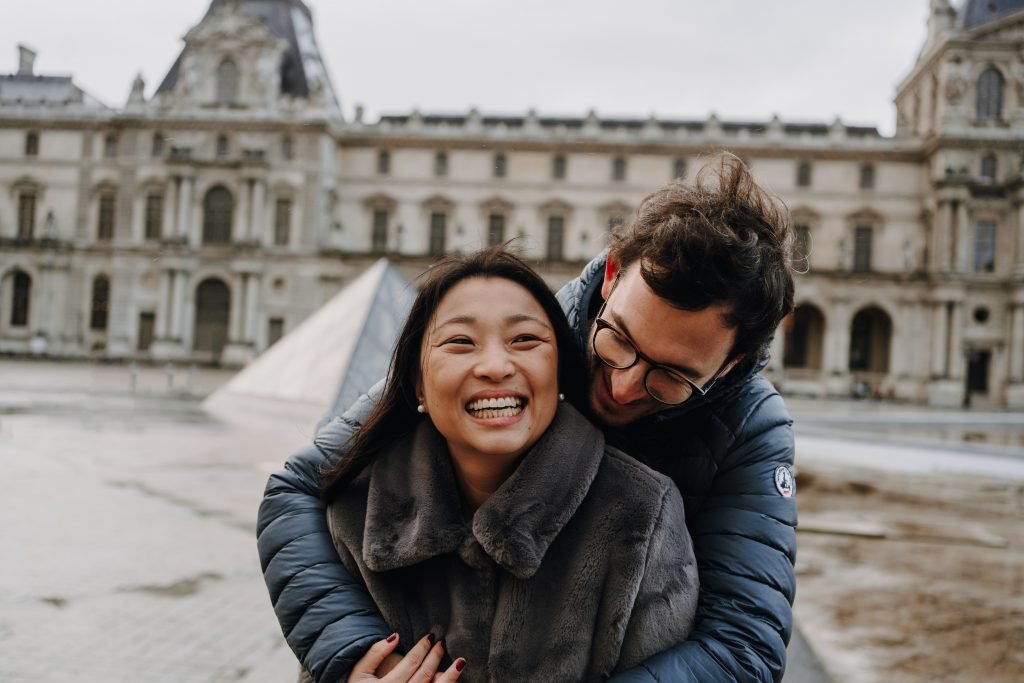 photo couple musée du Louvre