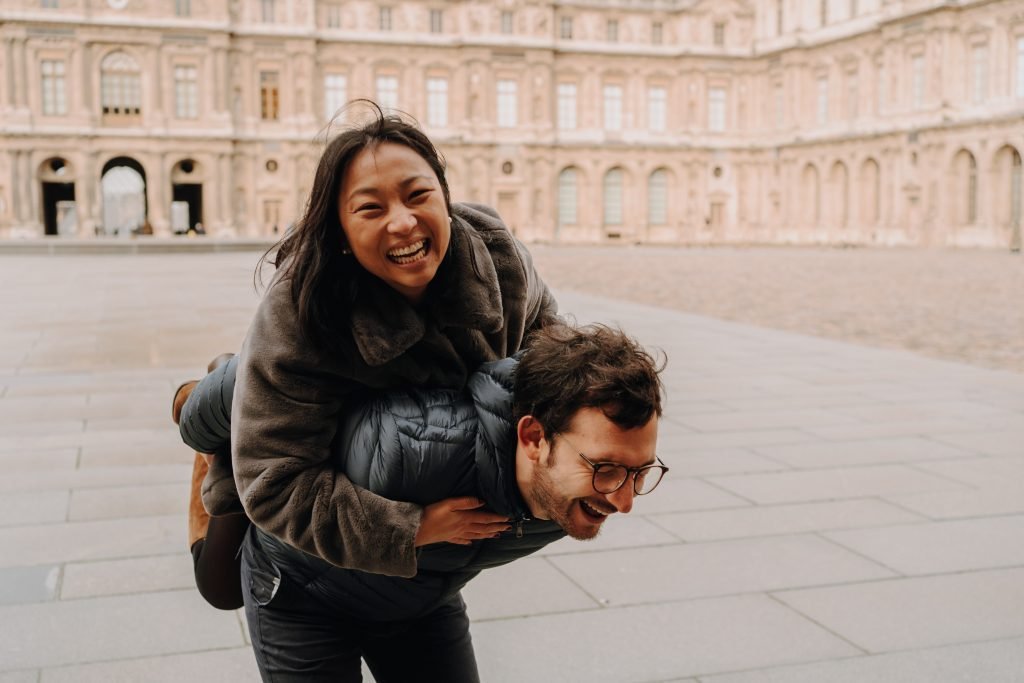 photo couple musée du Louvre