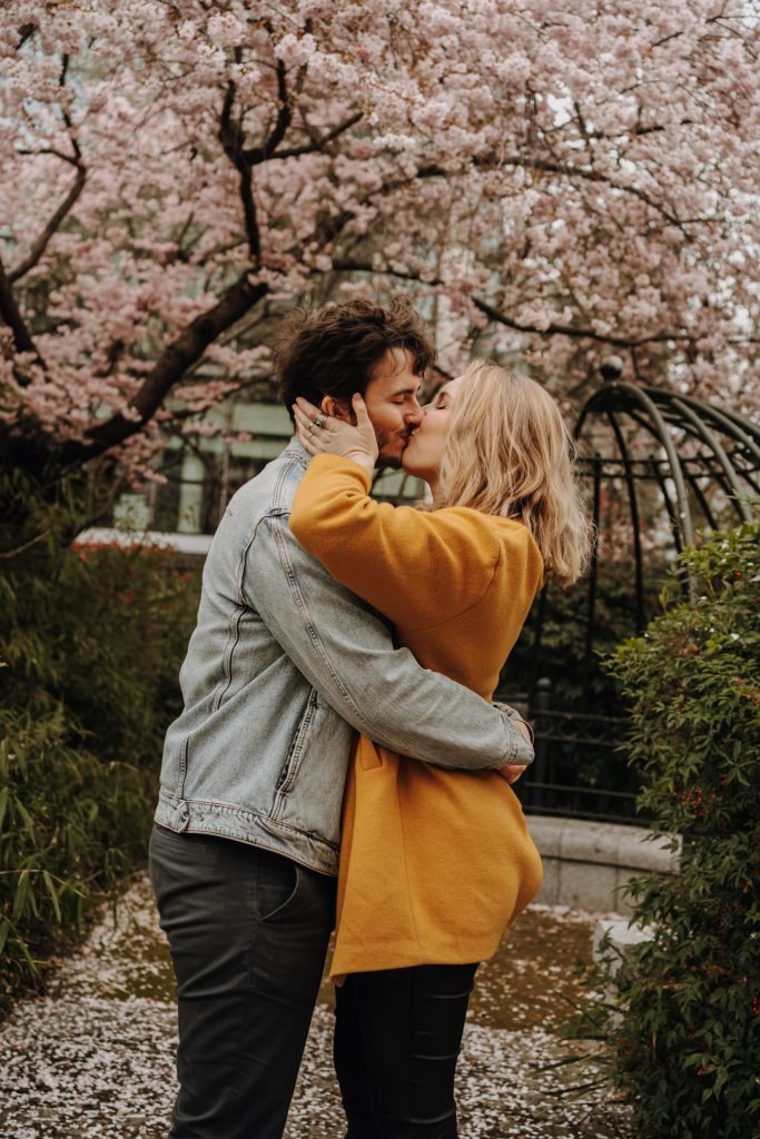 photo couple cerisiers paris