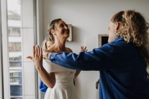 Enfilage robe mariée