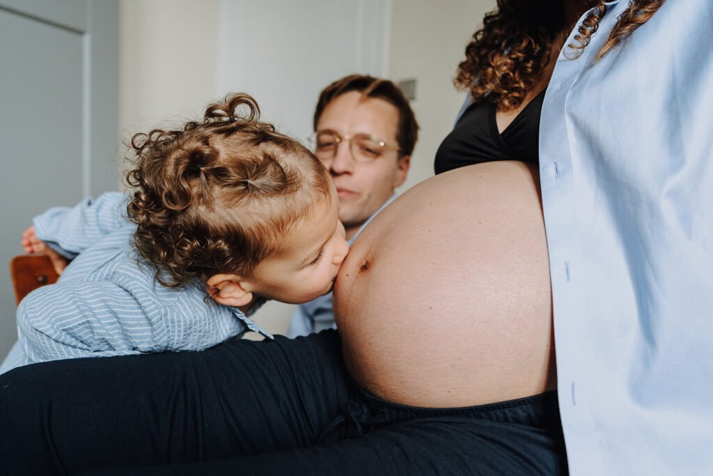 Séance grossesse à la maison bisous