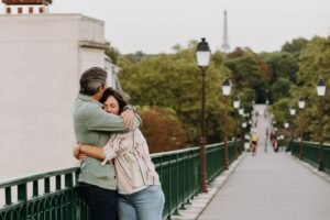 séance photo grossesse avec panorama parisien