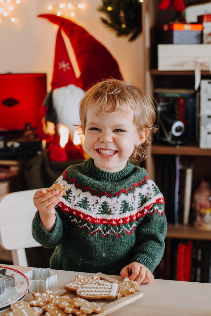 Petite fille qui mange des gâteaux de Noël