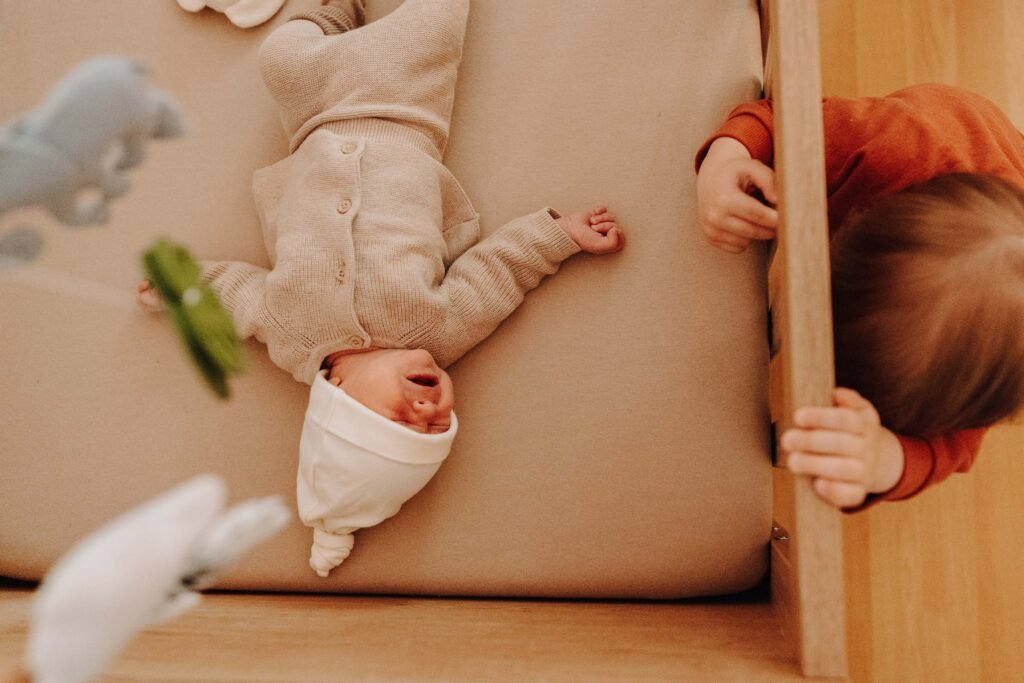 Grand frère qui console un nourisson