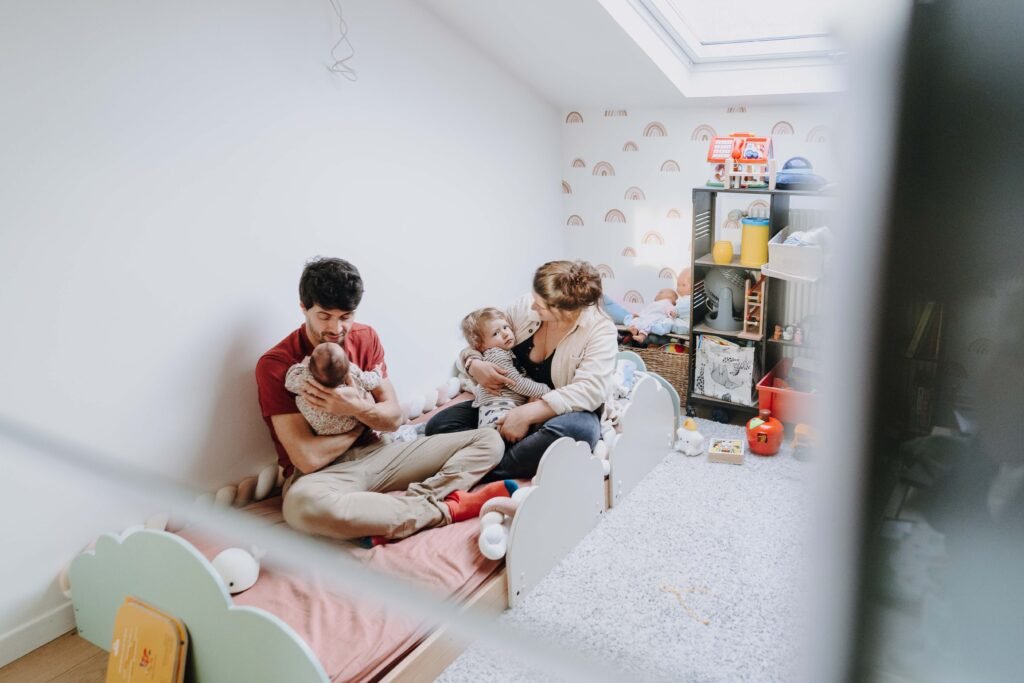 Famille dans la chambre de bébé