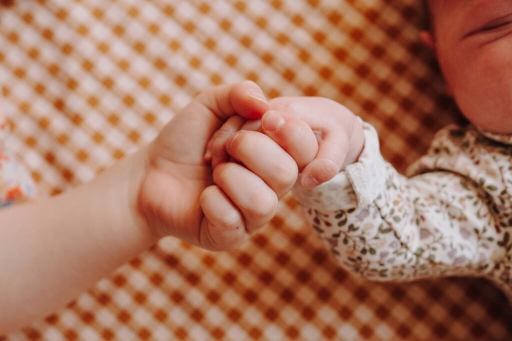 Petites mains d’un nouveau-né et grande sœur