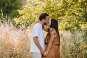 couple qui s'embrasse dans les champs