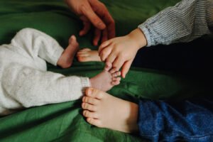 petits pieds bébé et grand eoseur
