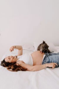 Photo de grossesse avec son staffie