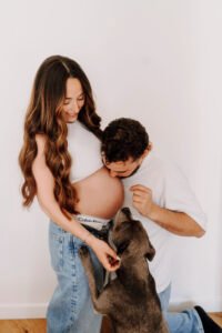 Bisou ventre femme enceinte papa et chien